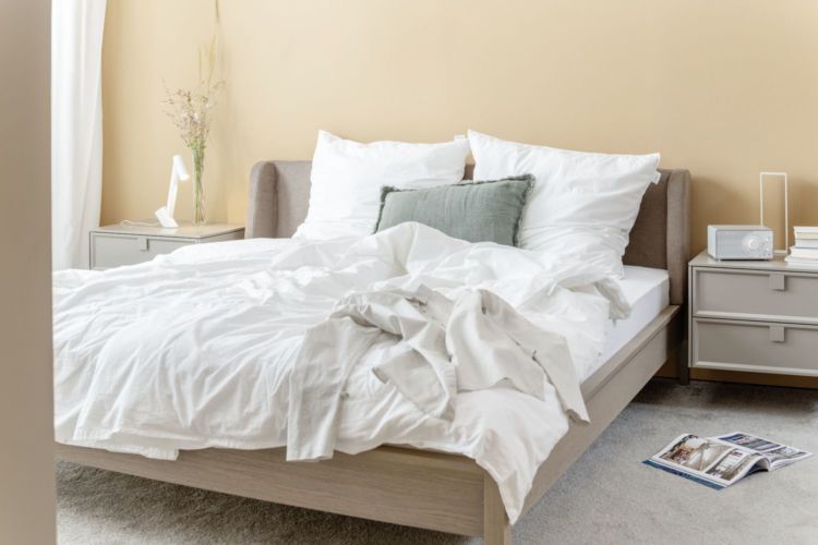Sudbrock Schlafzimmer weiß Bett Artayo Doppelbett EInzelbett Kopfteil gepolstert schlafen Holz Stoff stoffbezogen