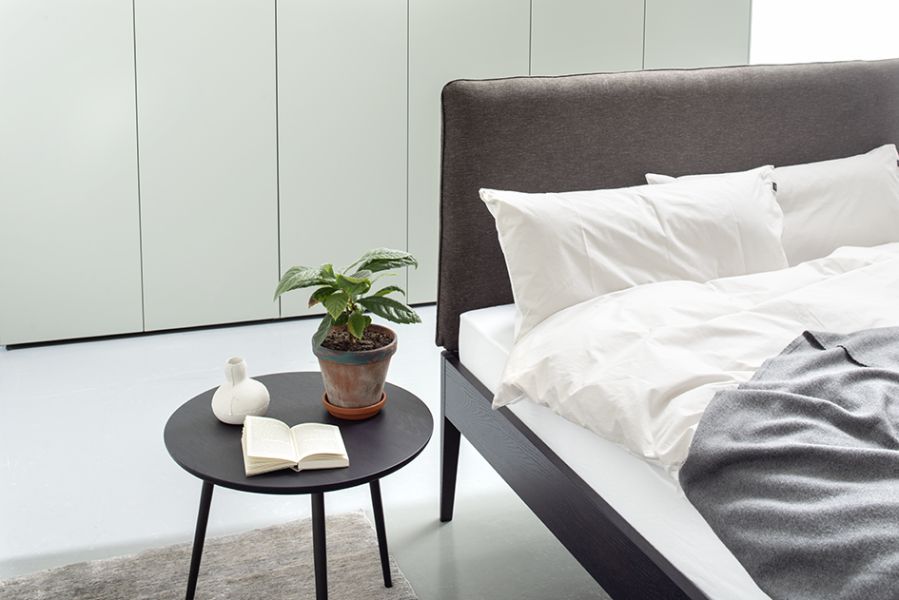 Sudbrock Bett GOYA schlafen Bett Doppelbett Einzelbett Holz schwarz anthrazit massiv Kopfteil gepolstert Beistelltisch Nachtkonsole Eiche anthrazit Natura cosmos 