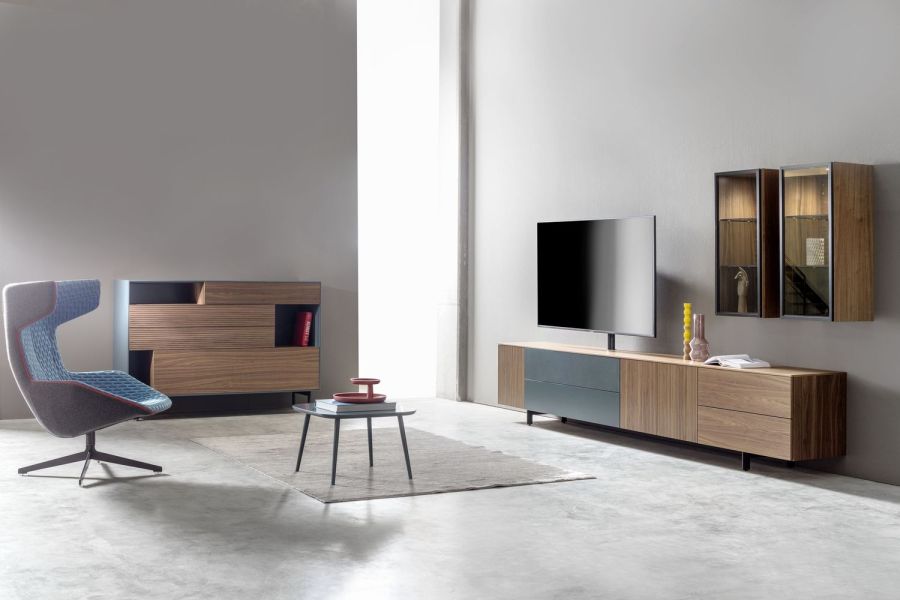 Sudbrock Wohnen Wohnzimmer Milieu Game Cubo Wohnwand Sideboard Hängevitrinen Nussbaum blau blaugrün TV-Säule Kufen schwarz Rillenfront Lochblechklappe Mellini Beistelltisch