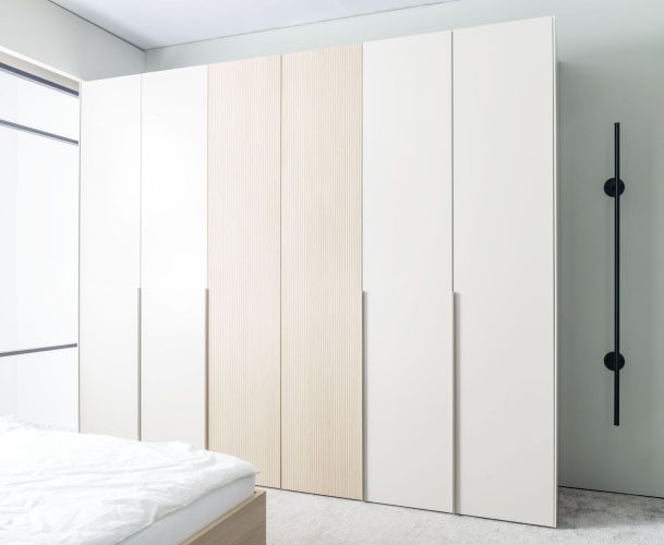 Kleiderschrank Schlafzimmer Schrank geschlossener Kleiderschrank Sudbrock Miria Schlafen indirekte Beleuchtung Rille Rillenfront Trumpet Garderobenstange Eiche milk Lack kaschmir Falttüren Griff Senta
