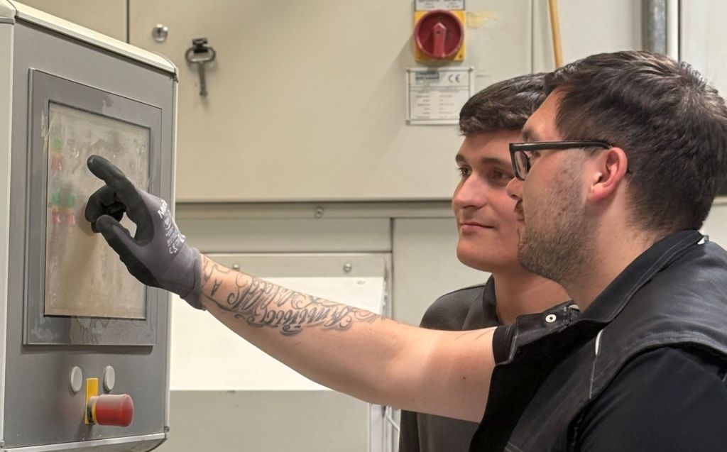 Maschinen- und Anlagenführer Beschichtungstechnik Dominic Mersch und Luca Masuch (1) Sudbrock Möbel
