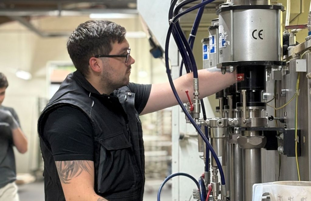 Maschinen- und Anlagenführer Beschichtungstechnik Dominic Mersch und Luca Masuch (3) Sudbrock Möbel