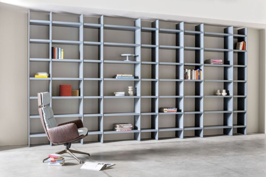 2022 Bibliothek blau Bücherregal dicke Böden dünne Wangen Lack offenes Regal Regalsystem Regalwand Scala taubenblau