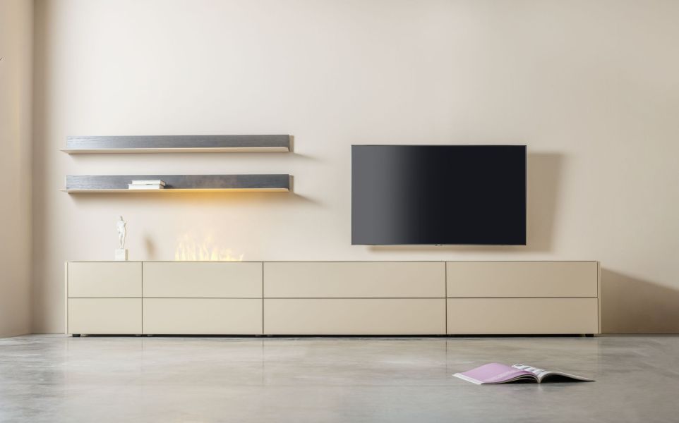 Sudbrock GOYA Lowboard mit Wandboarden und Wohnkamin in Lack puder und Wildeiche coffee