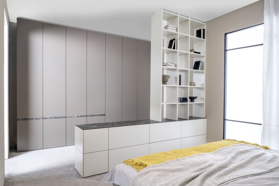Sudbrock MIRIA+ Kleiderschrank und Raumteilersideboard integrierter Wohnkamin