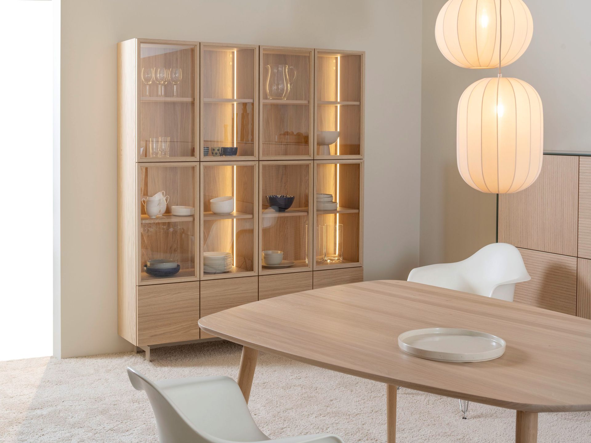 Scandi-Look, Massivholztisch und filigrane Vitrine
