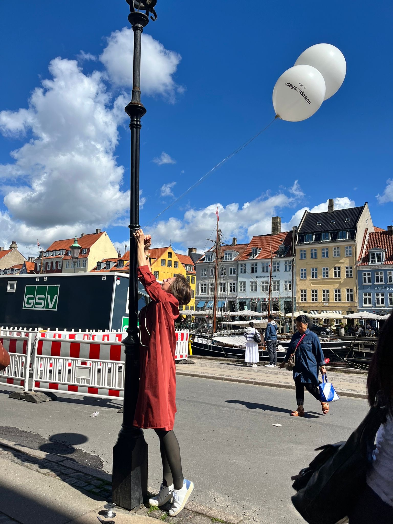 Theres mit Luftballons vor bunter Häuserfront